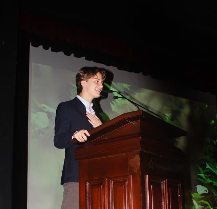 Santiago Domenech hablando en un podio